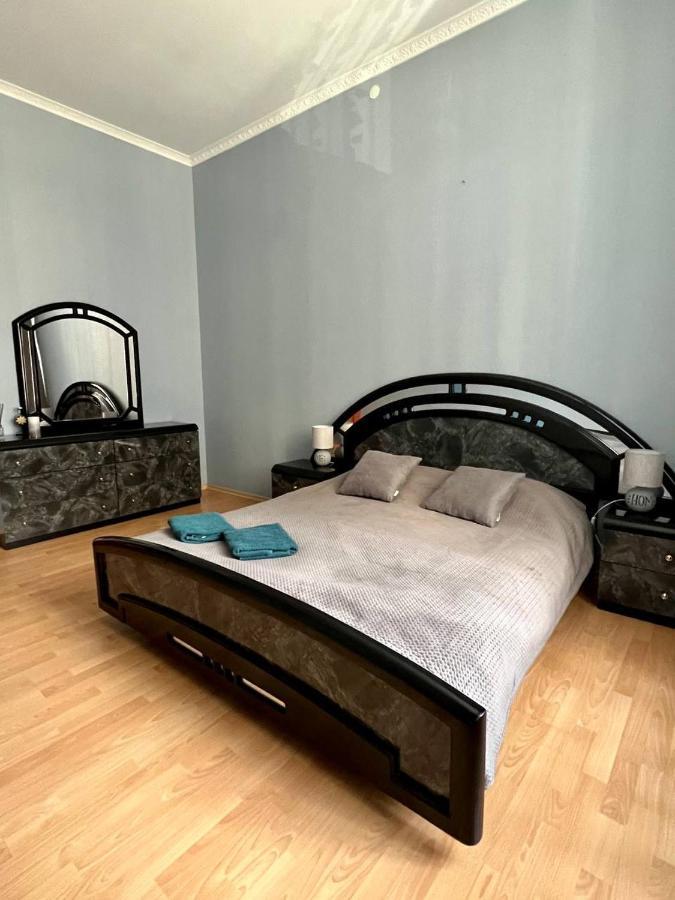 Apartment On Hnatiuka With Parking Лвив Екстериор снимка