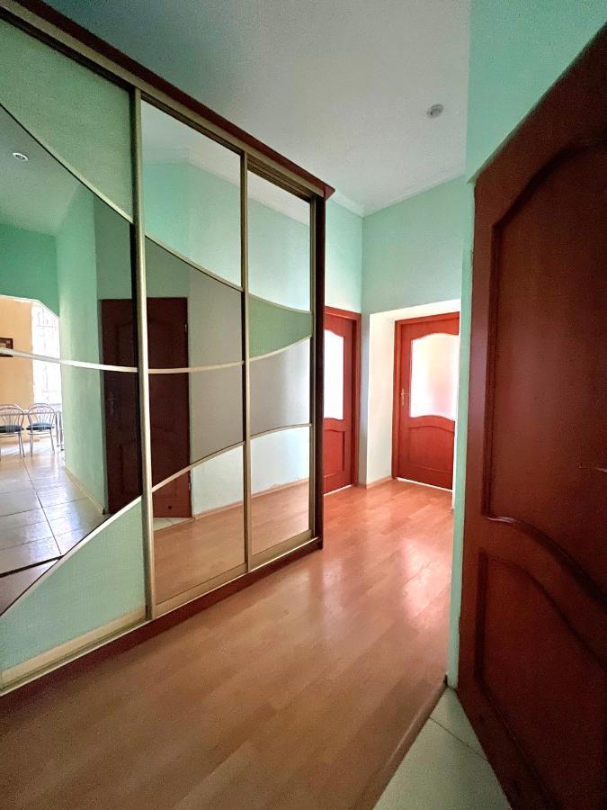 Apartment On Hnatiuka With Parking Лвив Екстериор снимка